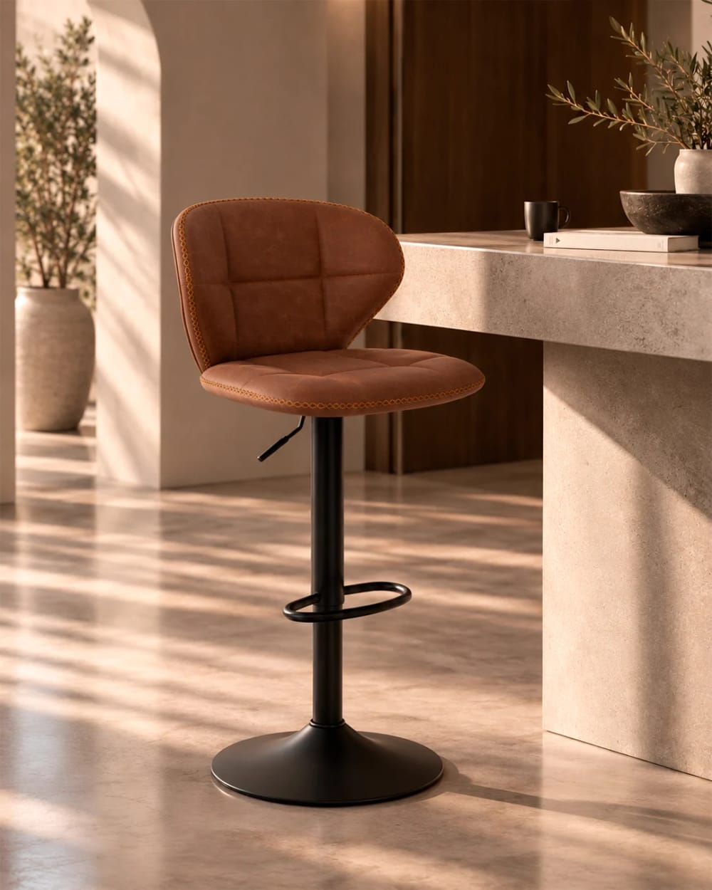 Taburete ajustable de estilo industrial con base  en ecopiel marron. - Maisons du Monde