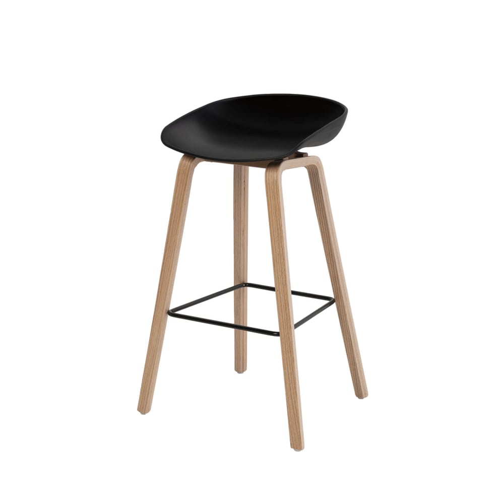 Taburete alto de cocina con patas de roble color roble.