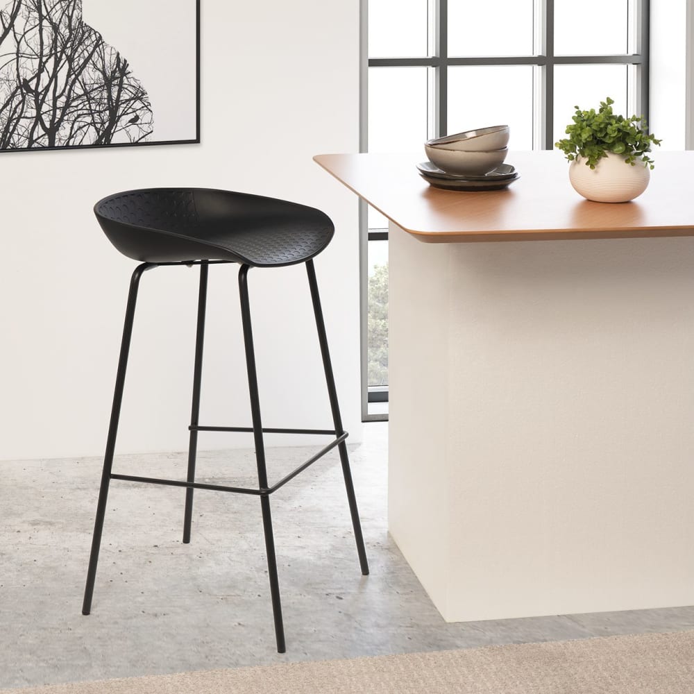 Hoher Hocker, Polypropylen-Sitz, Metallbeine in Schwarz. -