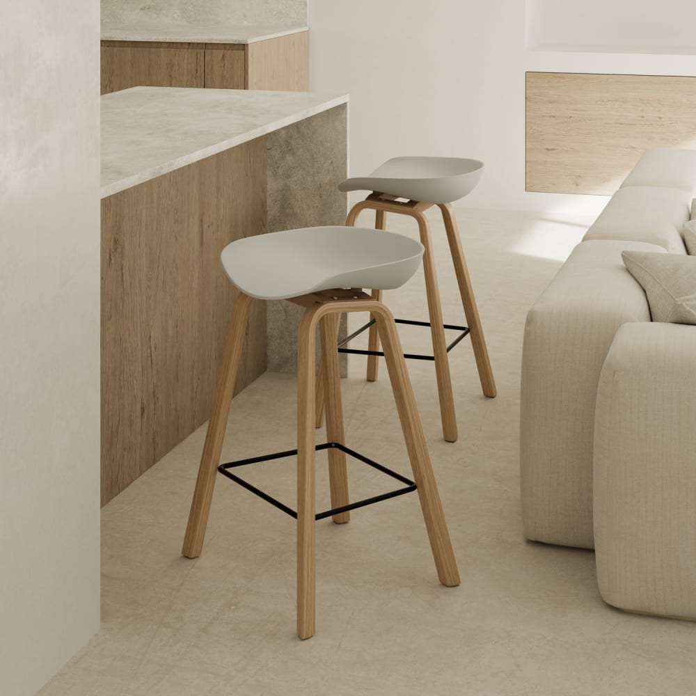 Taburete bajo de polipropileno con patas de roble blanco. - Maisons du Monde