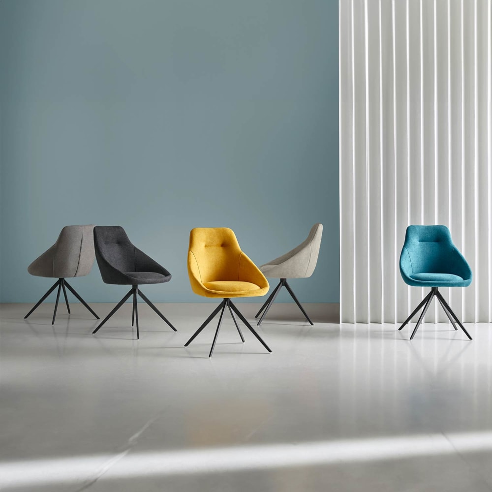 Silla de comedor giratoria con patas negras y tapizado gris oscuro. - Maisons du Monde
