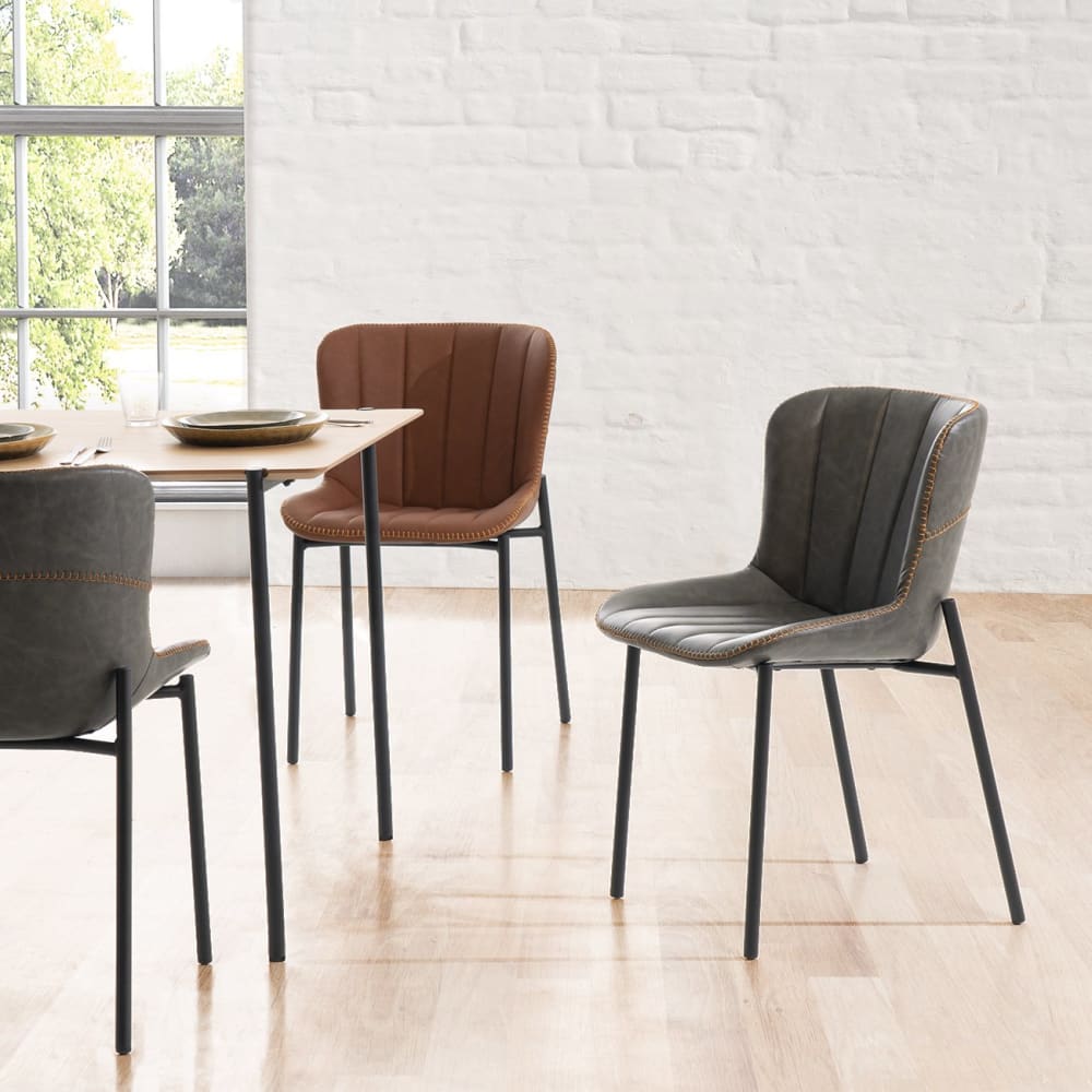 Silla de comedor acolchada en cuero sintético marrón con patas negro - Maisons du Monde