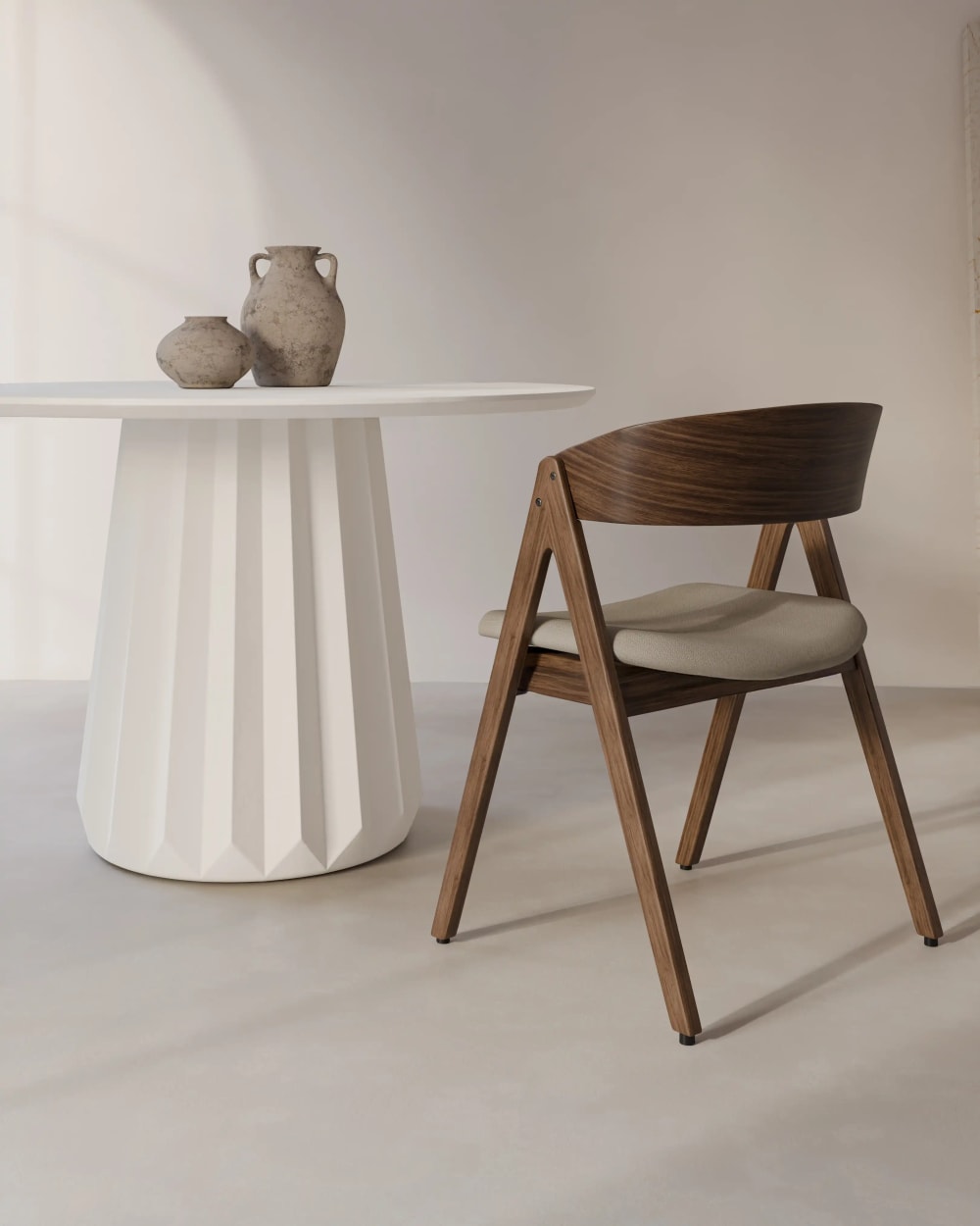 Silla de comedor con estructura de nogal y asiento beige. - Maisons du Monde