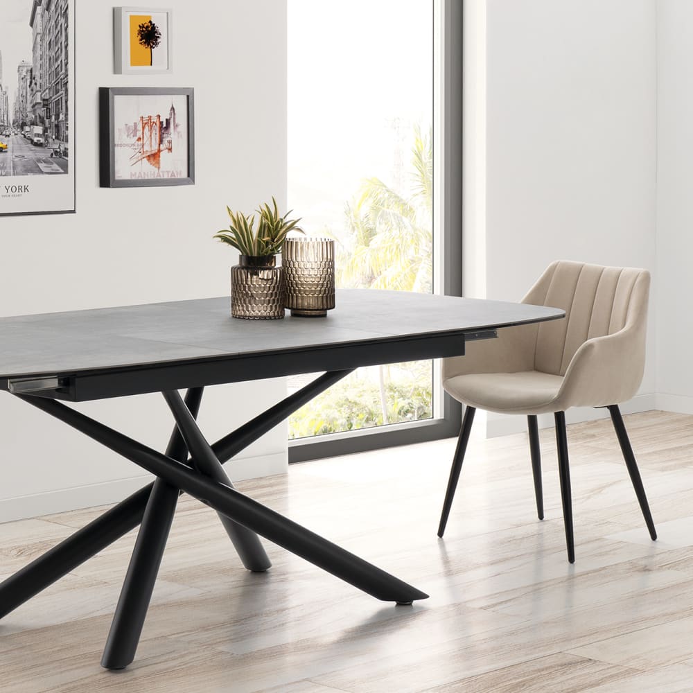 Silla con reposabrazos, patas negras y asiento mostaza. - Maisons du Monde