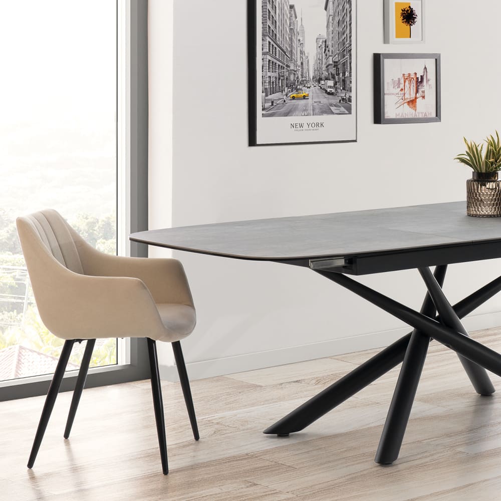 Silla con reposabrazos, patas negras y asiento gris claro. - Maisons du Monde