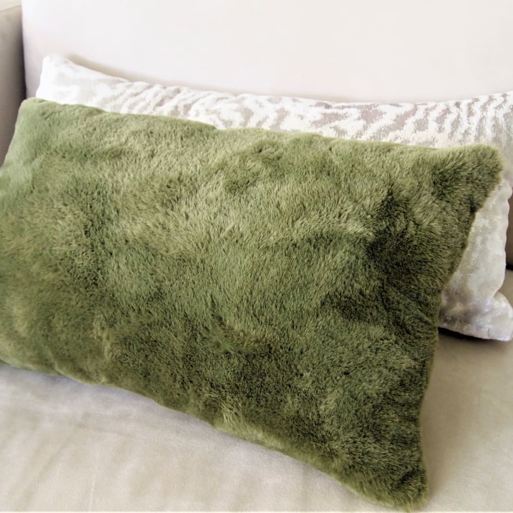 Cojín pelo corto verde oliva dos texturas 50x30 cm