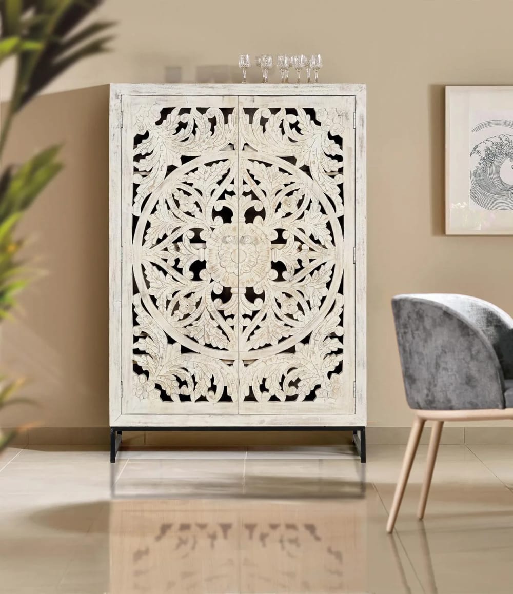 Vitrine en manguier et pieds en métal blanc vieilli