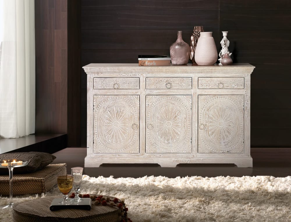 Credenza in massello di mango intagliato con scaffali interni -