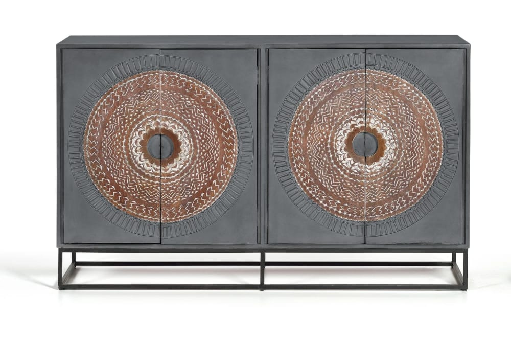 GINER Y COLOMER Sideboard mit 4 Türen aus Mangoholz und Metallgestell. Handgeschnitzte Fronten. Türmaße: 71 x 35 cm. Innenregale: 40 und 30 cm Höhe.
