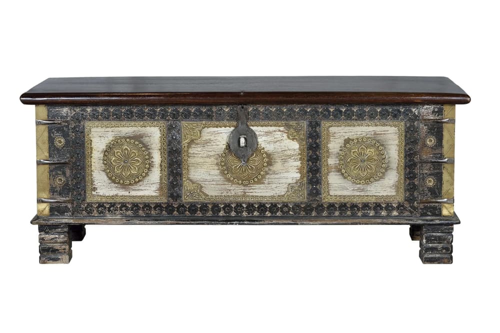 Baúl en madera de mango y detalles en bronce