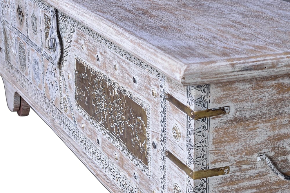 Coffre ancien en bois de manguier blanc