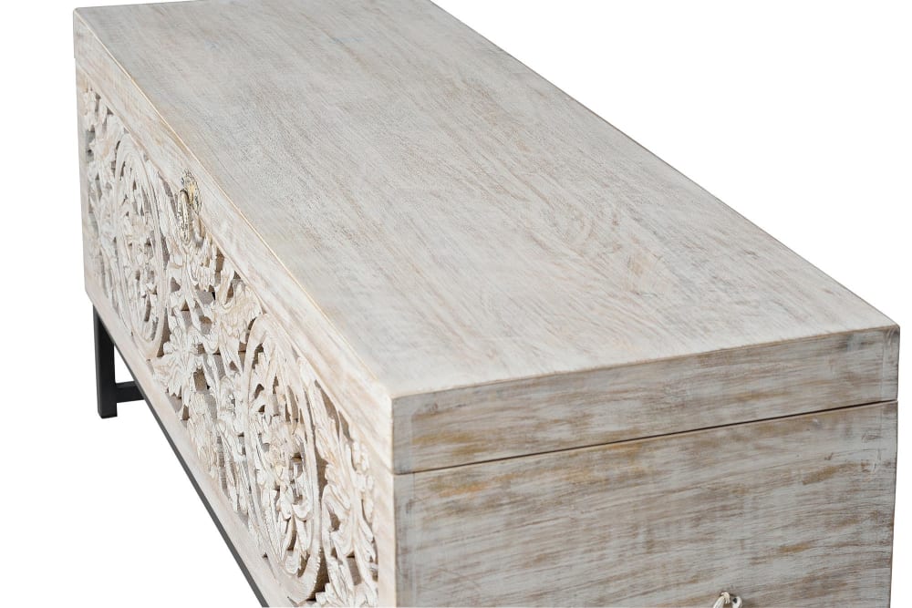 Coffre en manguier et pieds en métal blanc vieilli