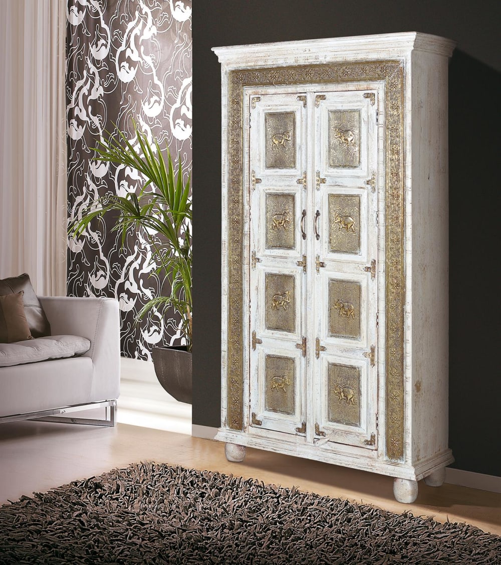 Armoire en manguier blanc vieilli craquelé.