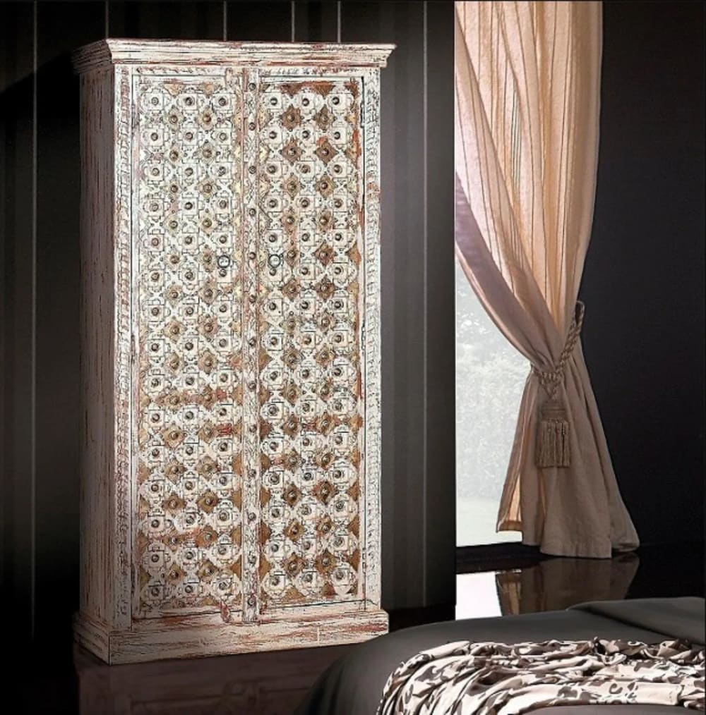 Armoire en bois de manguier avec des détails en ivoire vieilli