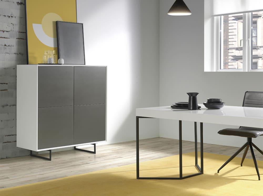 Aparador Tiber patas metálicas negro mate y mueble en MDF gris/blanco - Maisons du Monde