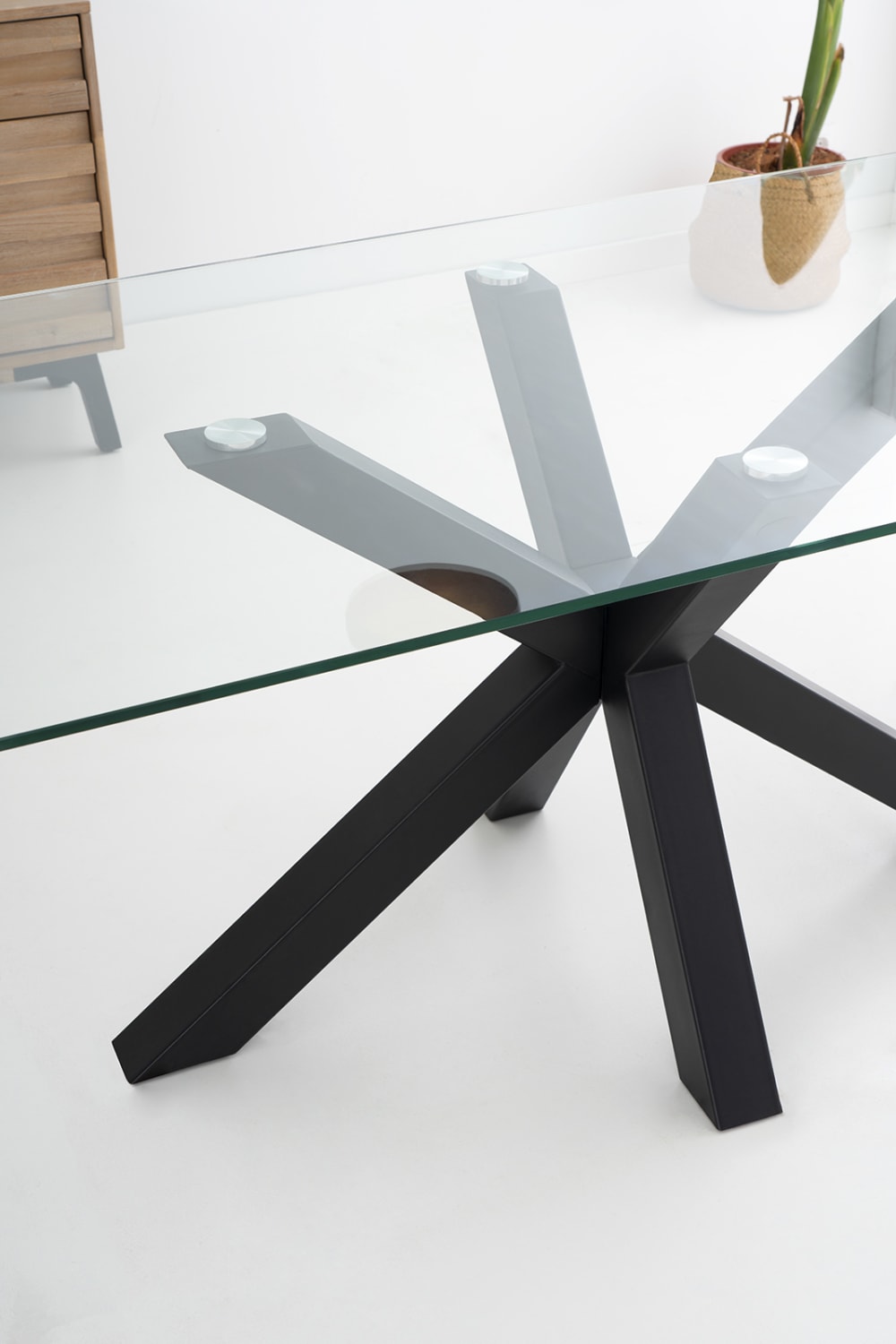 Mesa de comedor con tablero de vidrio y patas negras. - Maisons du Monde
