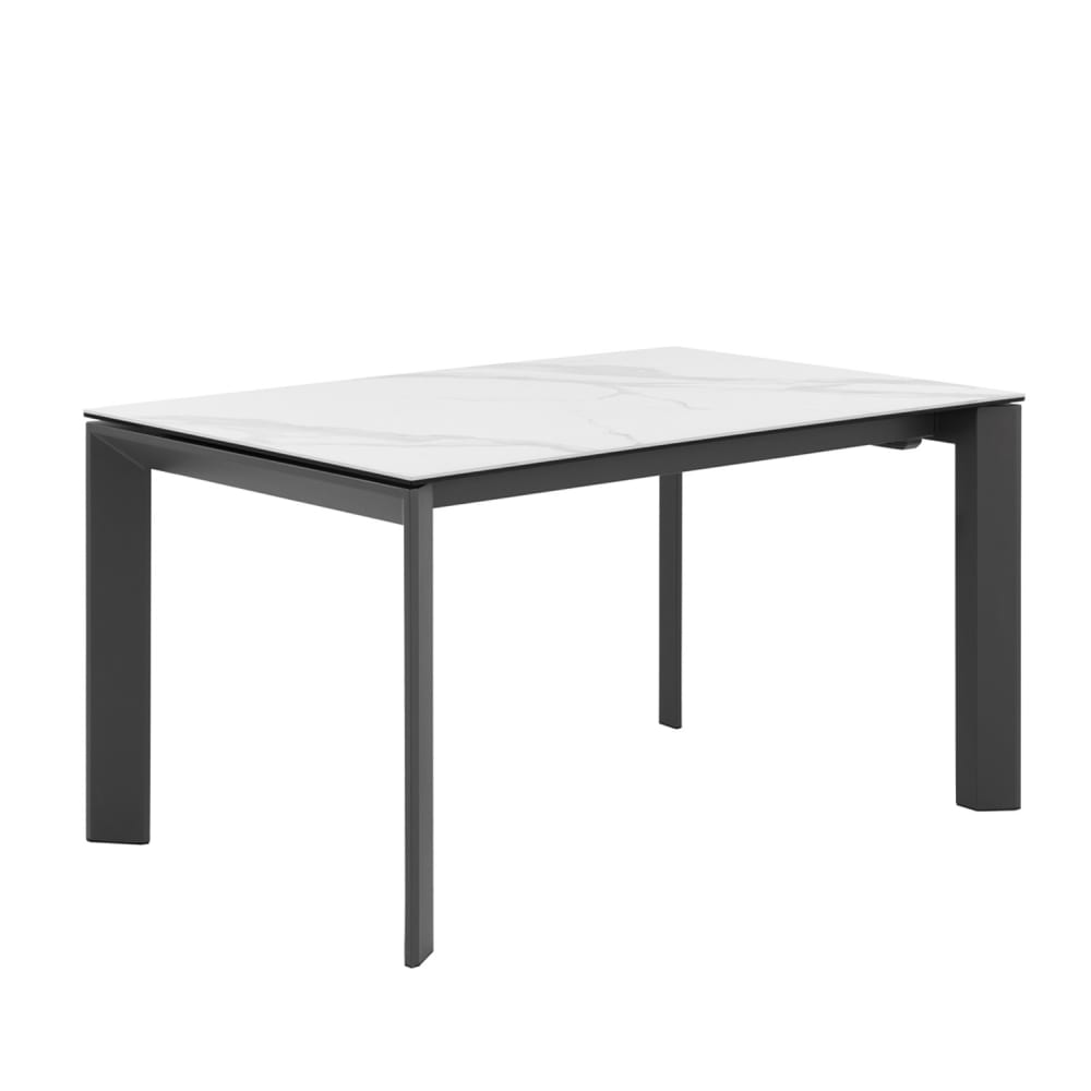 Mesa extensible 140 con tablero porcelanico blanco y patas negras.