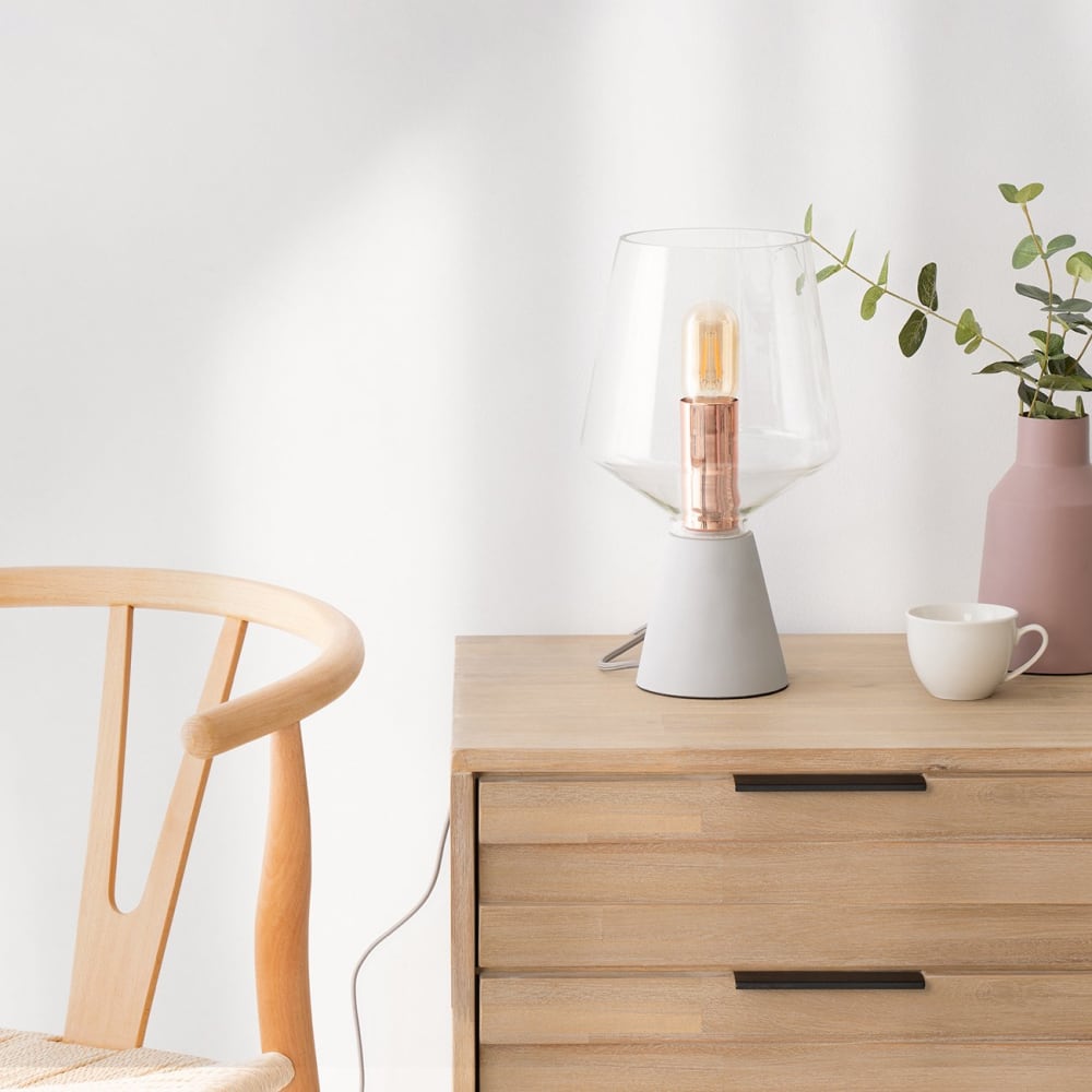 Lámpara de mesa con base de cemento gris y pantalla de cristal. - Maisons du Monde