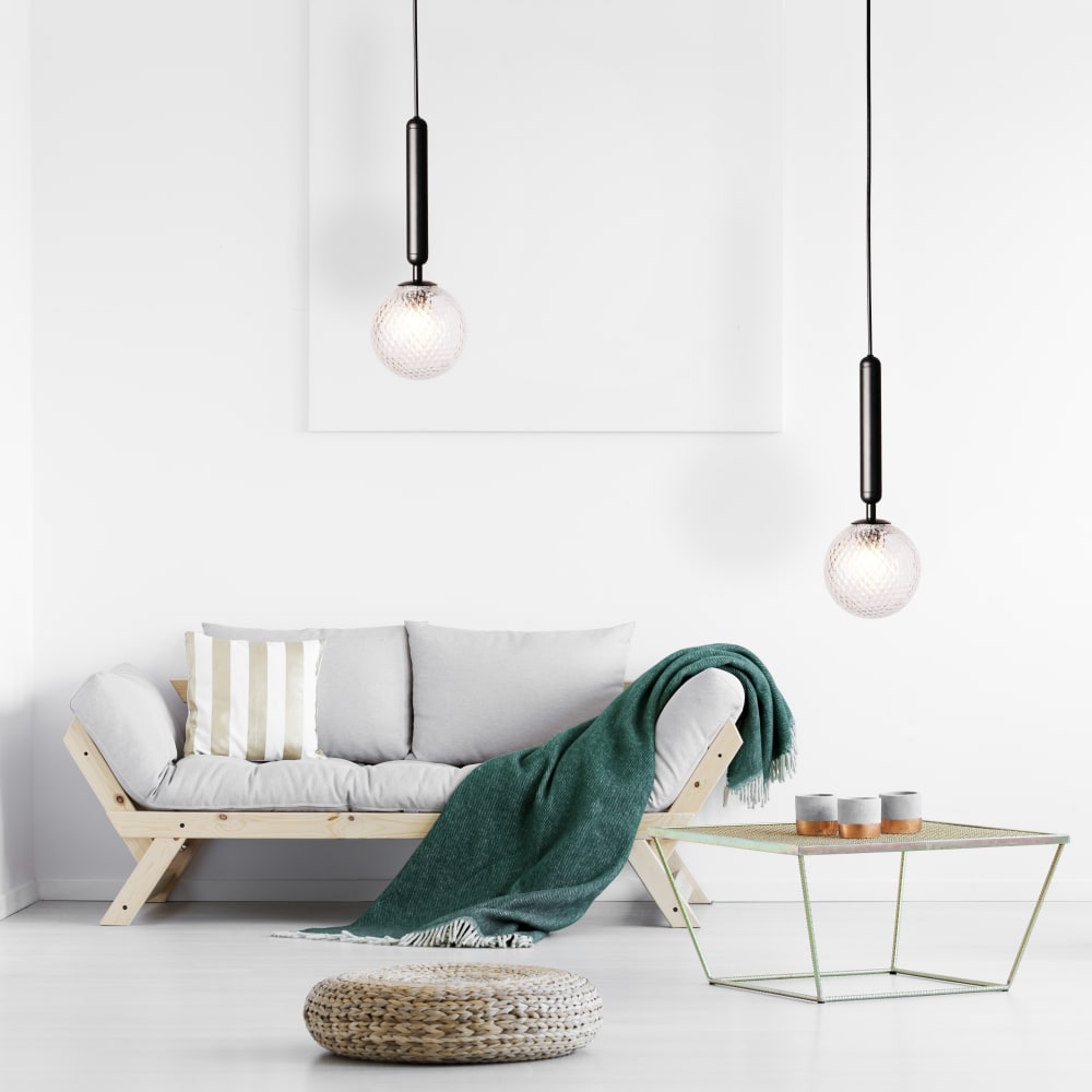 Suspension boule de verre et douille noire - Maisons du Monde