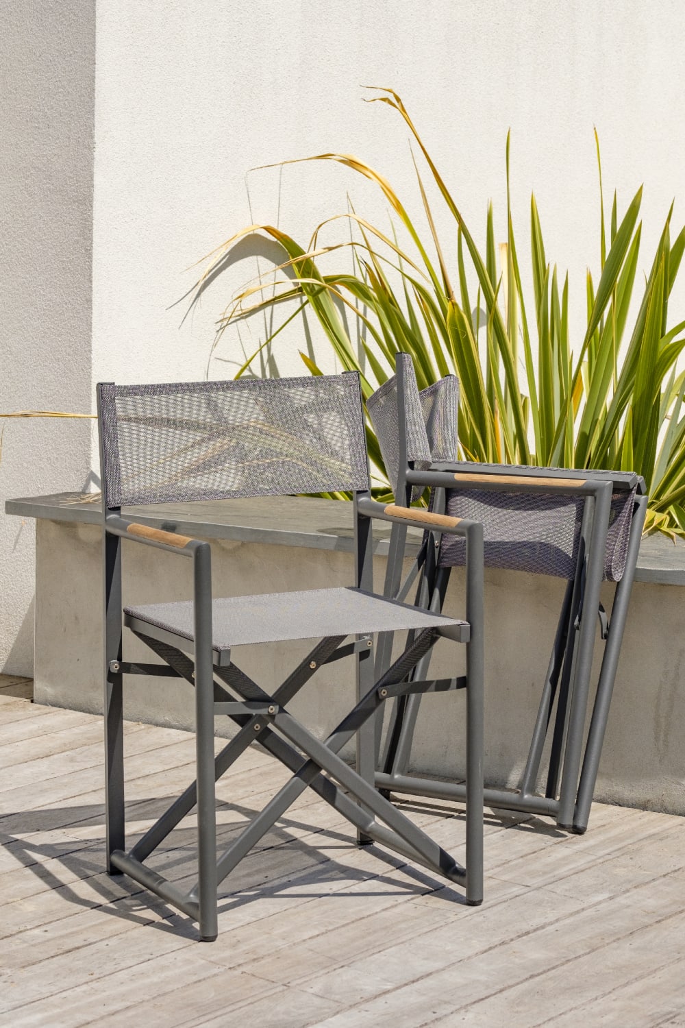 DCB GARDEN Director Gartensitzpflege aus anthrazitgrauem Kunststoffgewebe und Aluminiumgestell. Armlehnen aus HPL in Holzoptik. MASSE L 53 x B 53 x H