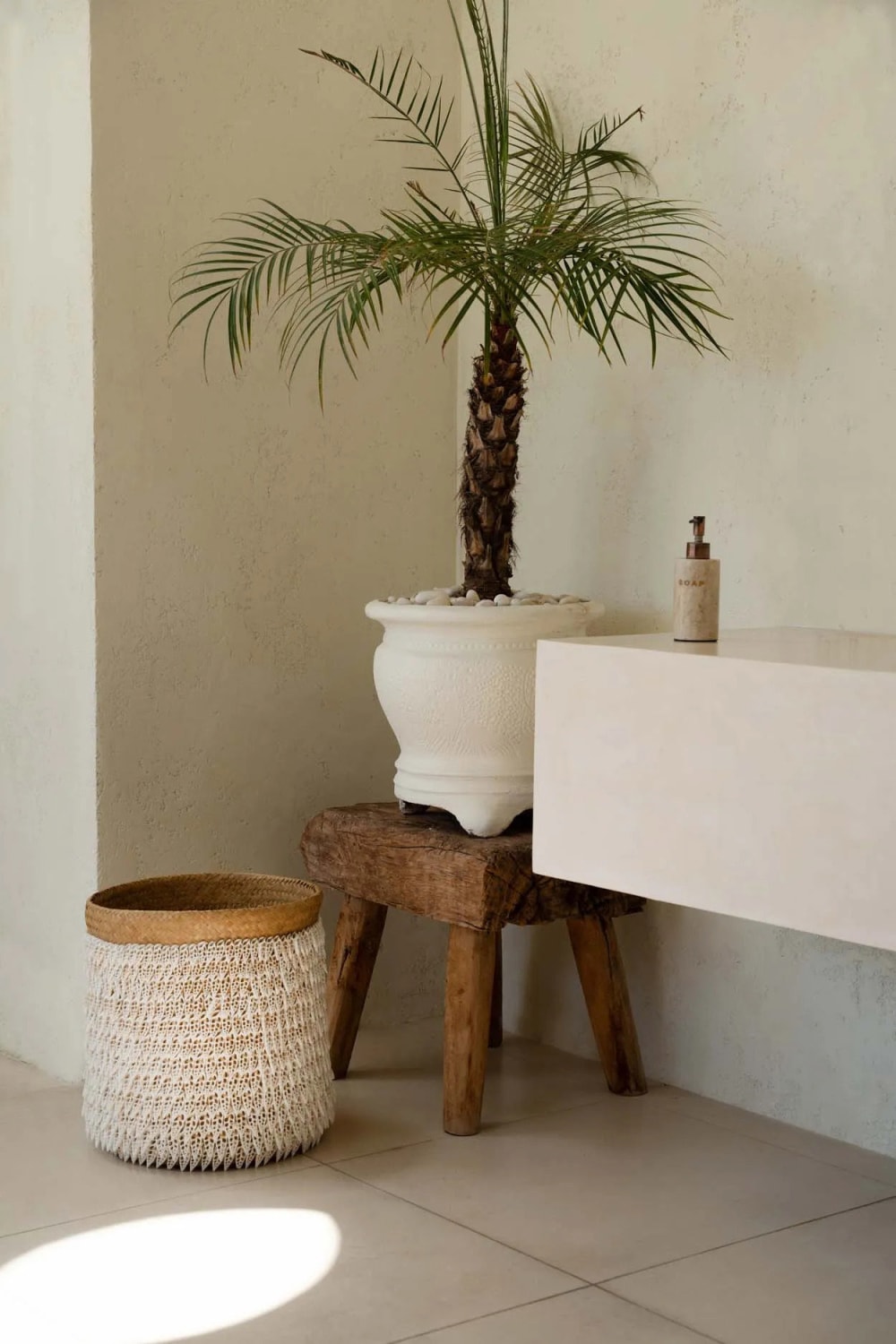 Cesto in conchiglie e pandan marrone e bianco 34x34x40 cm - Modello In riva al mare - Bianco - Fibre naturali