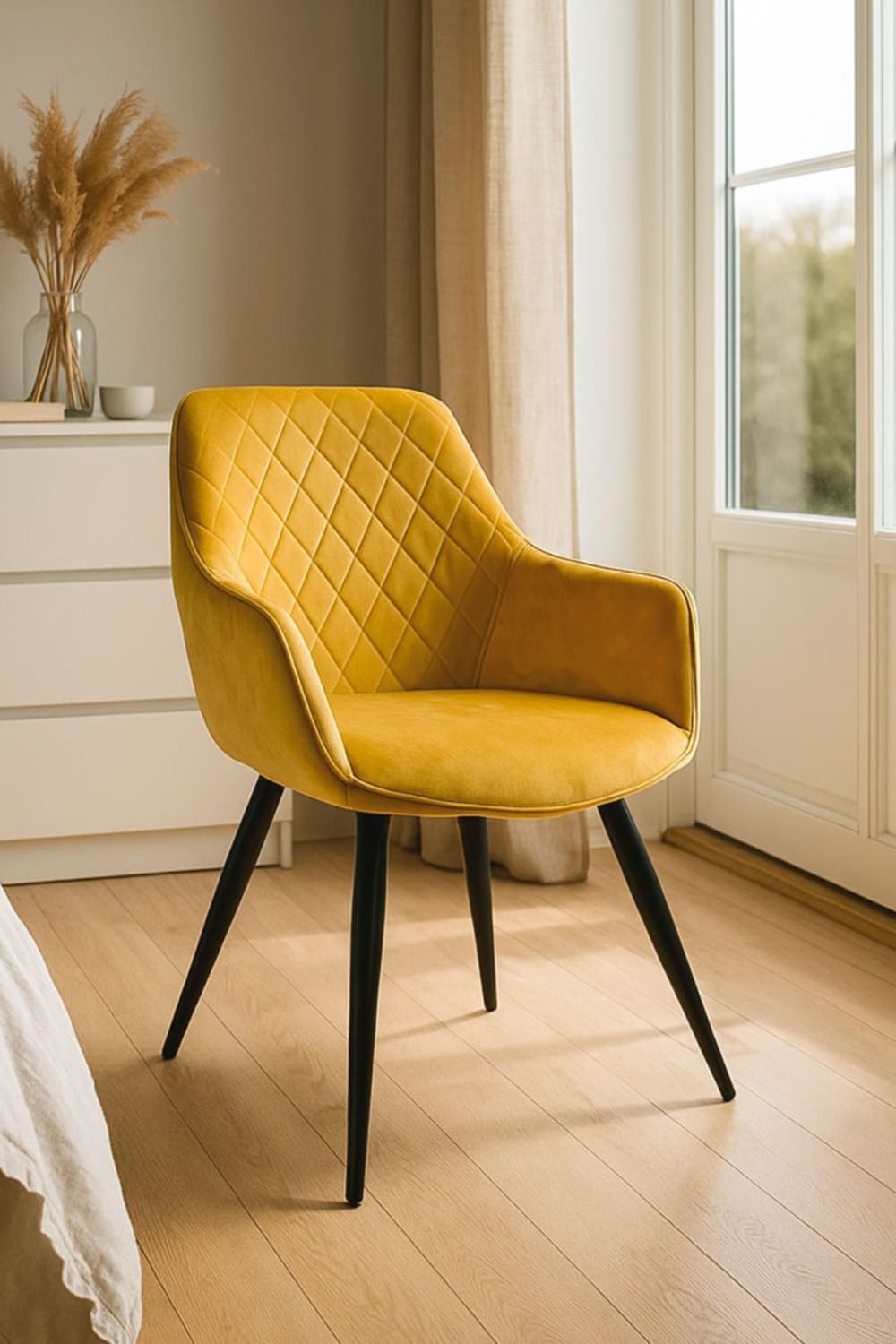 Silla en color amarillo de estilo boho en terciopelo