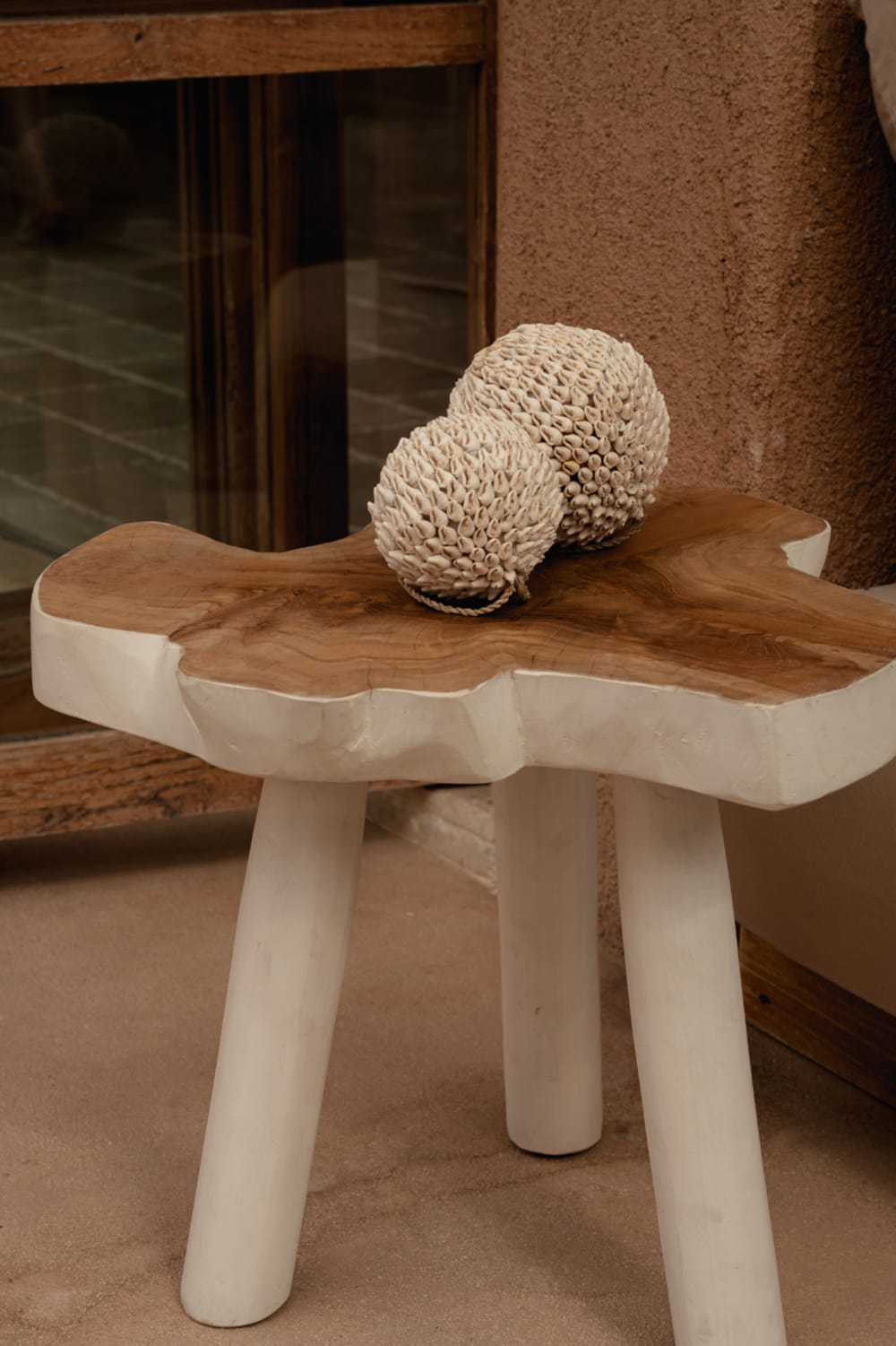 Tavolino laterale in legno di teak marrone e bianco 45x45x40cm -