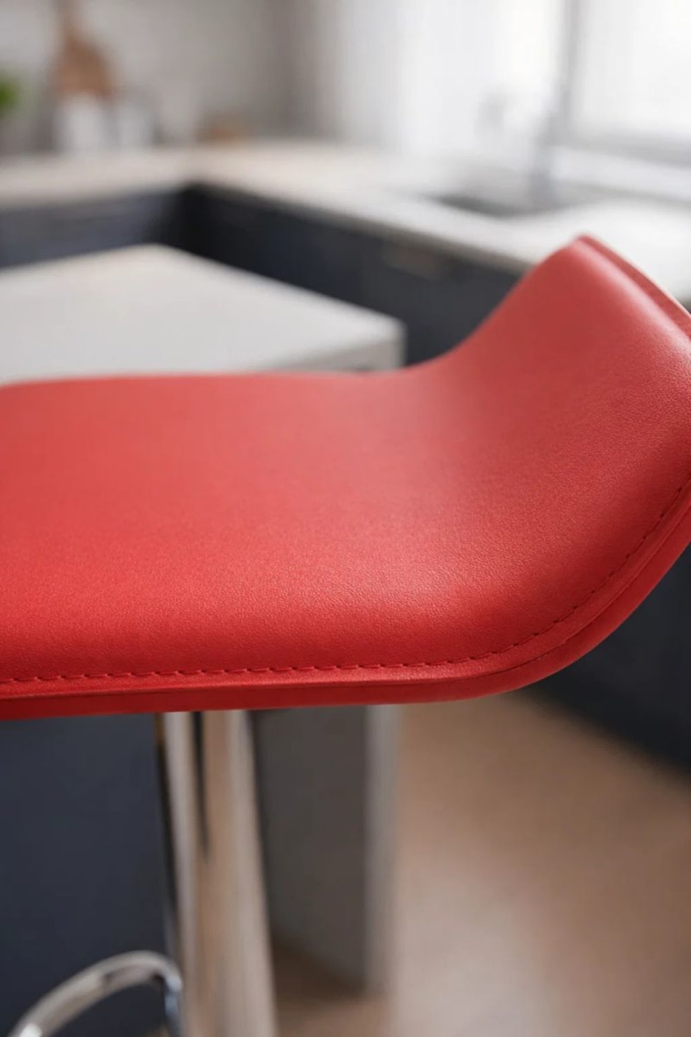 Taburete rojo vanguardista en polipiel - Maisons du Monde