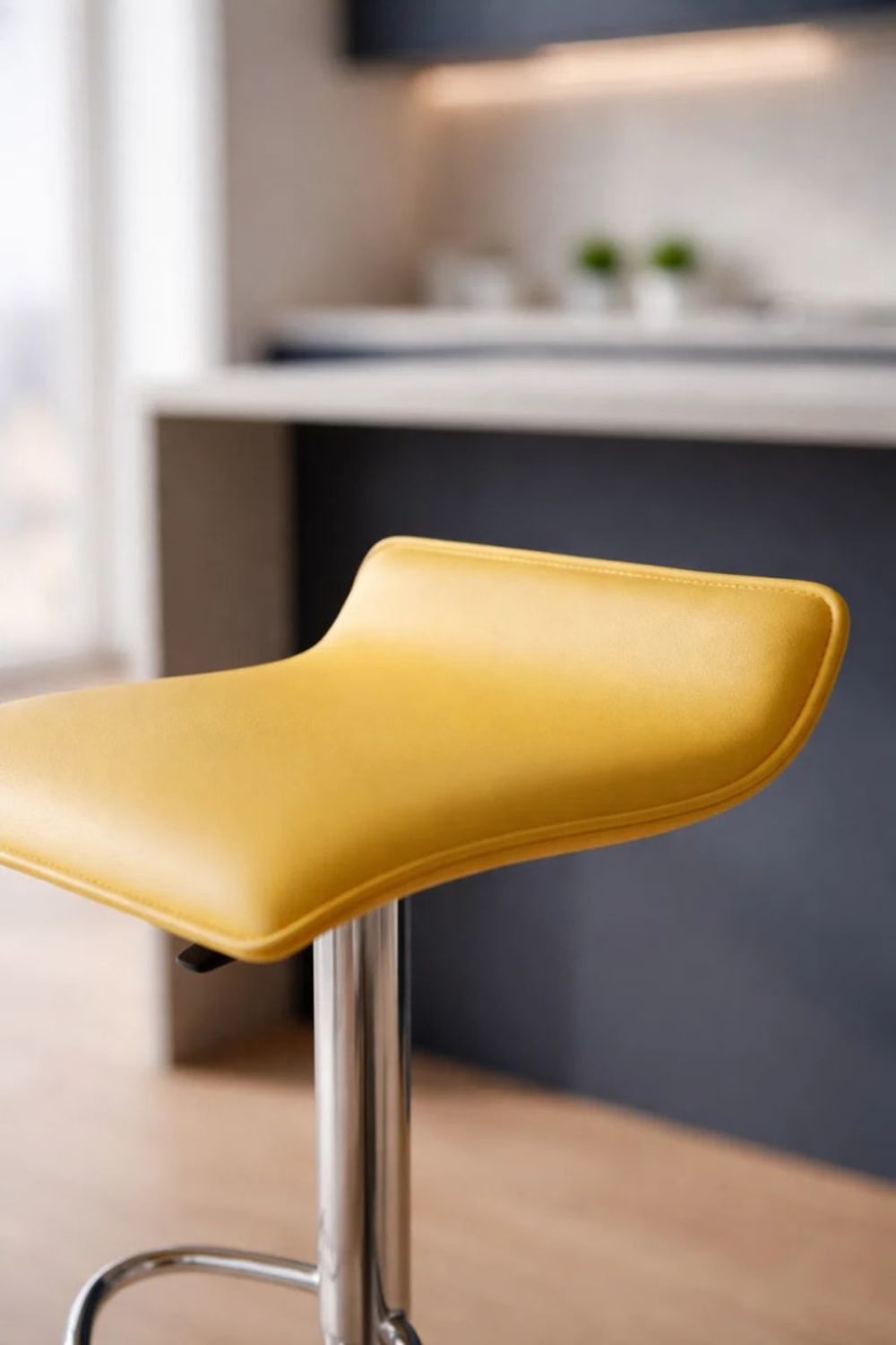 Taburete amarillo vanguardista en polipiel