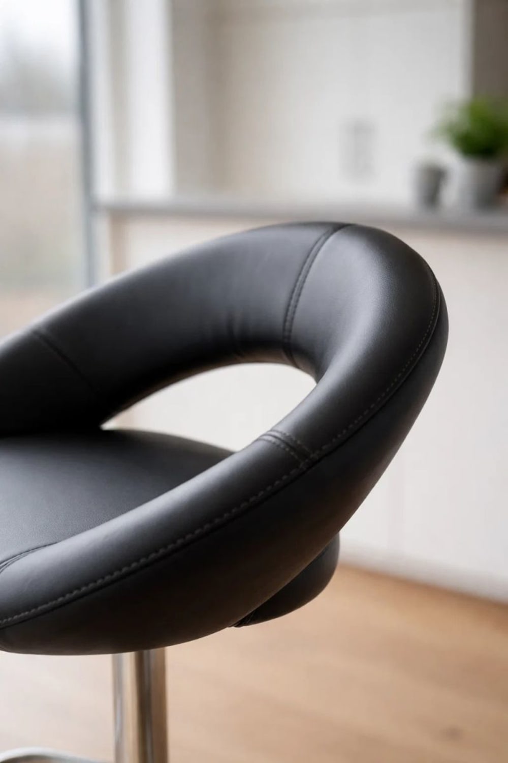 Taburete negro vanguardista en polipiel