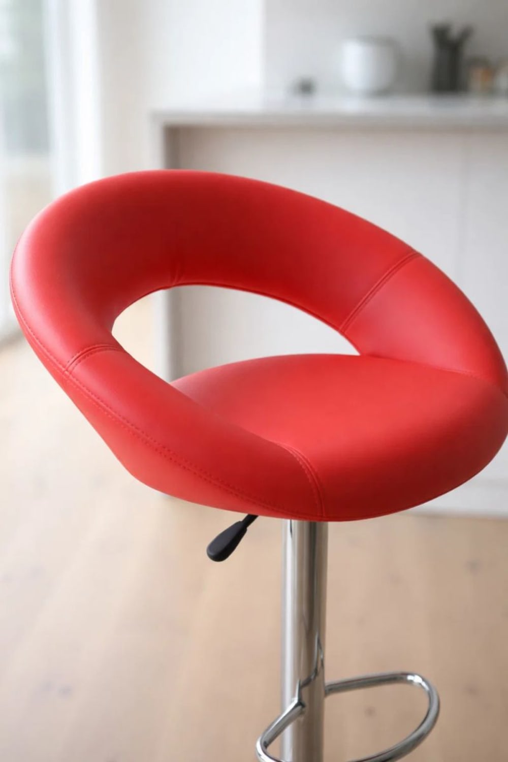 Taburete rojo vanguardista en polipiel