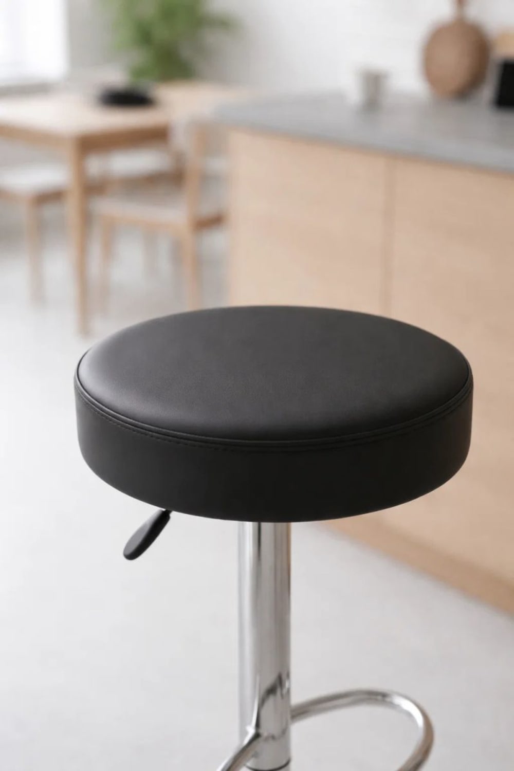 Taburete negro vanguardista en polipiel - Maisons du Monde
