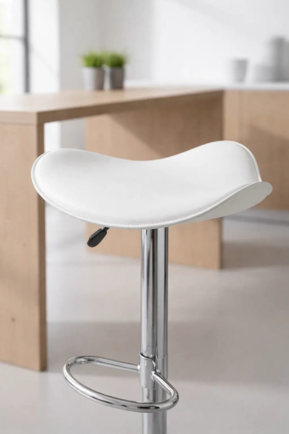 Taburete blanco vanguardista en polipiel - Maisons du Monde