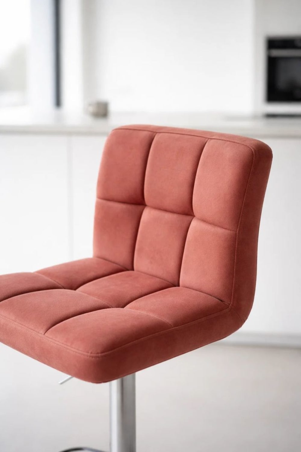 Taburete rosa vanguardista en terciopelo