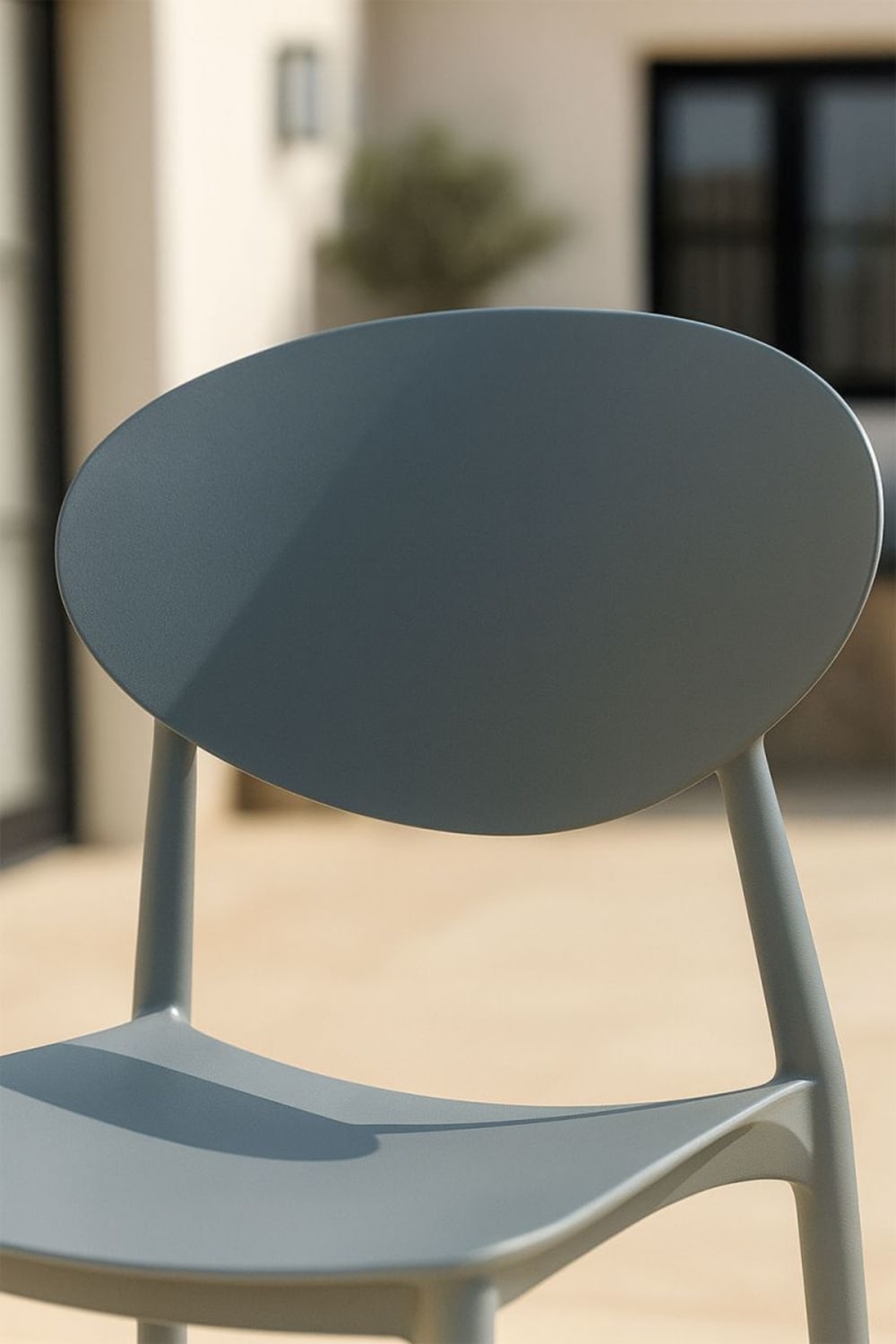 Silla en color gris oscuro de estilo vanguardista en policarbonato