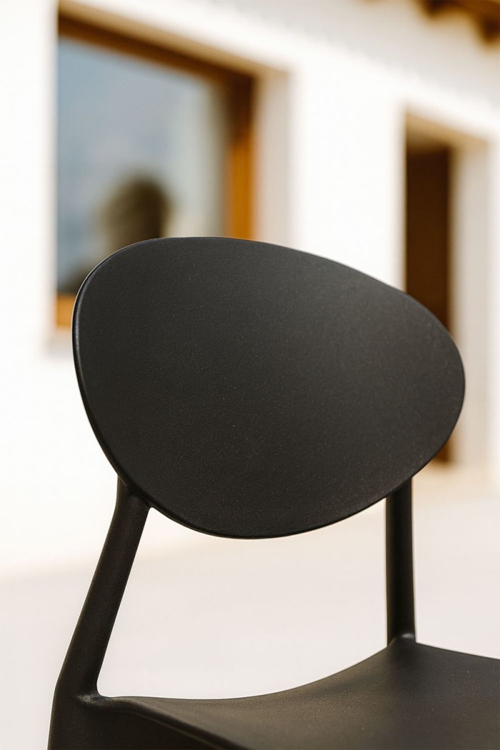Silla en color negro de estilo vanguardista en policarbonato