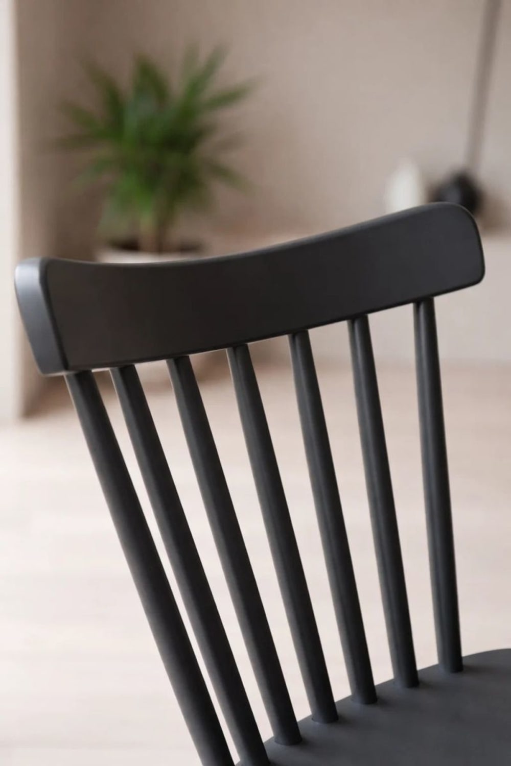 Silla en color gris oscuro de estilo nórdico en polipropileno