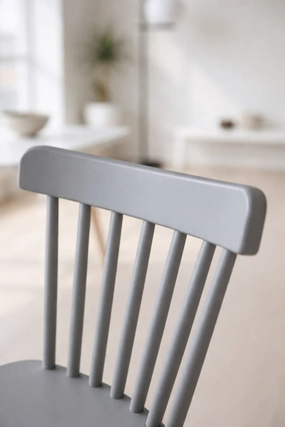 Silla en color gris de estilo nórdico en polipropileno