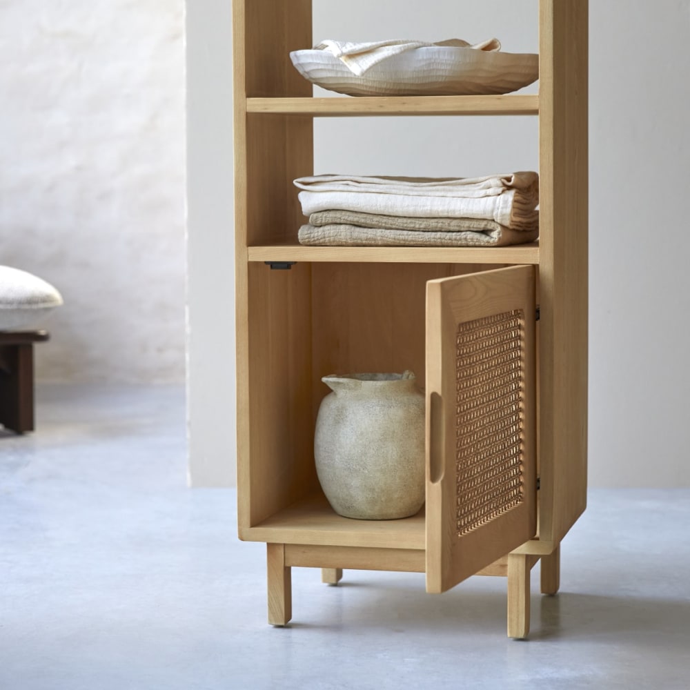 Hoher Bücherschrank aus Ulme und Rattangeflecht - Maisons Du