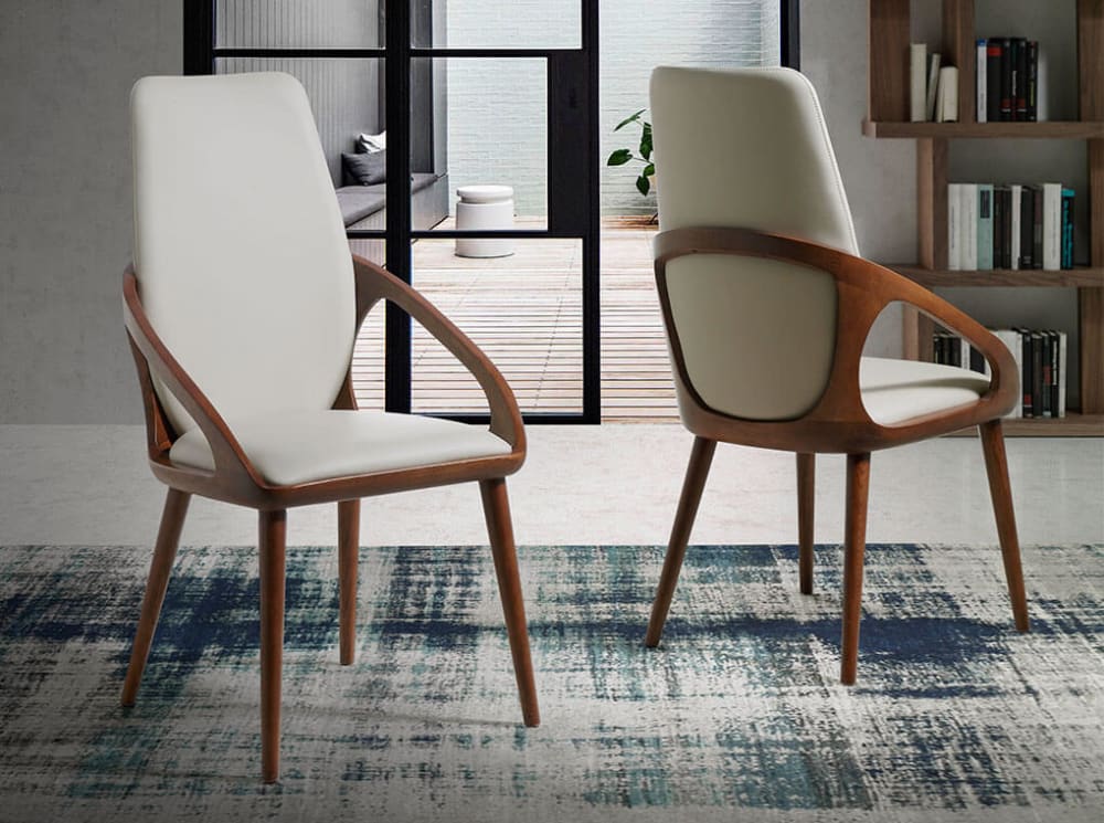 Sedia rivestita in similpelle con struttura in legno color noce -