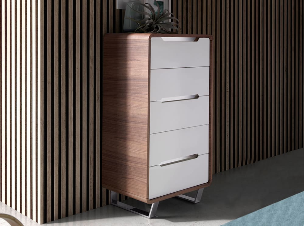 Cassettiera in legno di noce con cassetti bianchi e acciaio