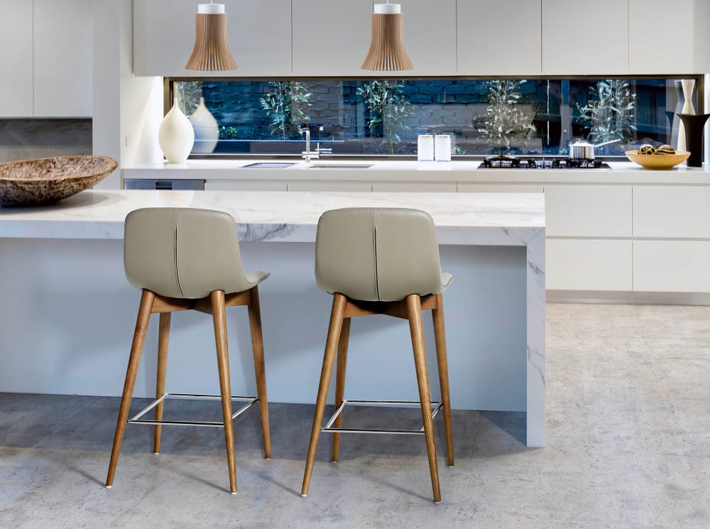 Tabouret en simili cuir et bois couleur noyer