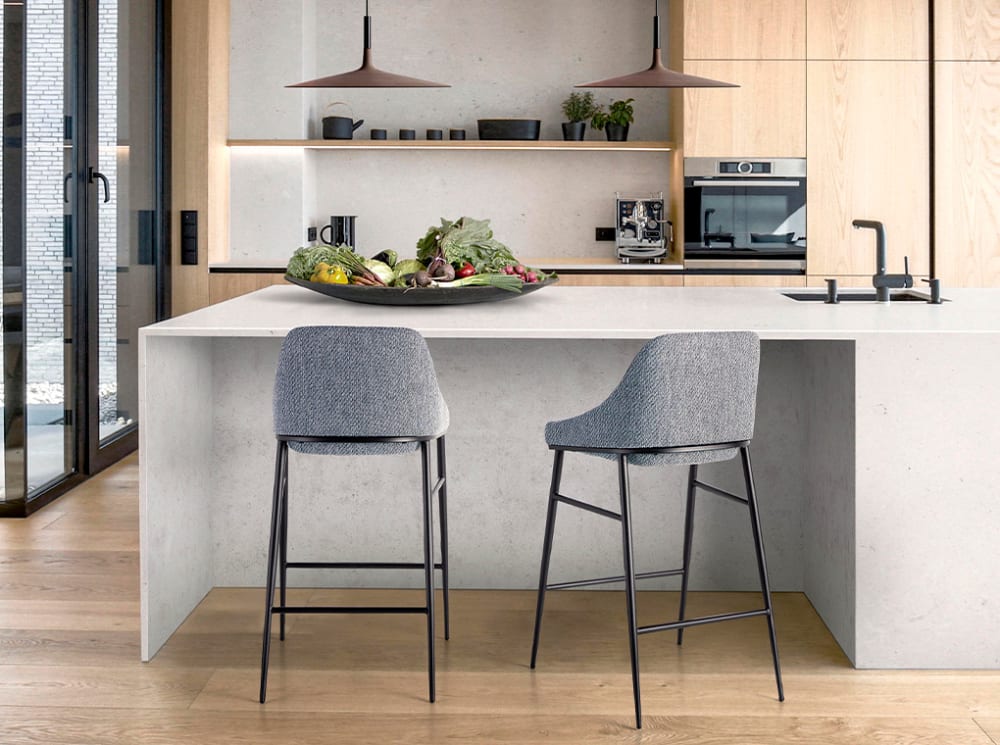 Tabouret tissu gris pieds en acier noir - Maisons du Monde