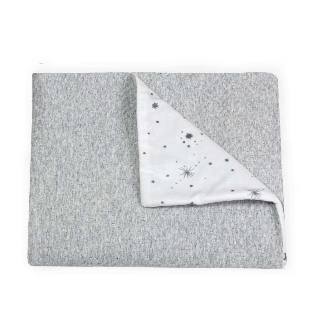 TROIS KILOS SEPT Cette couverture mesure 75x100 cm. Sa bi-matière lui offre une grande douceur (chiné 60% coton 40% polyester et velours 100%