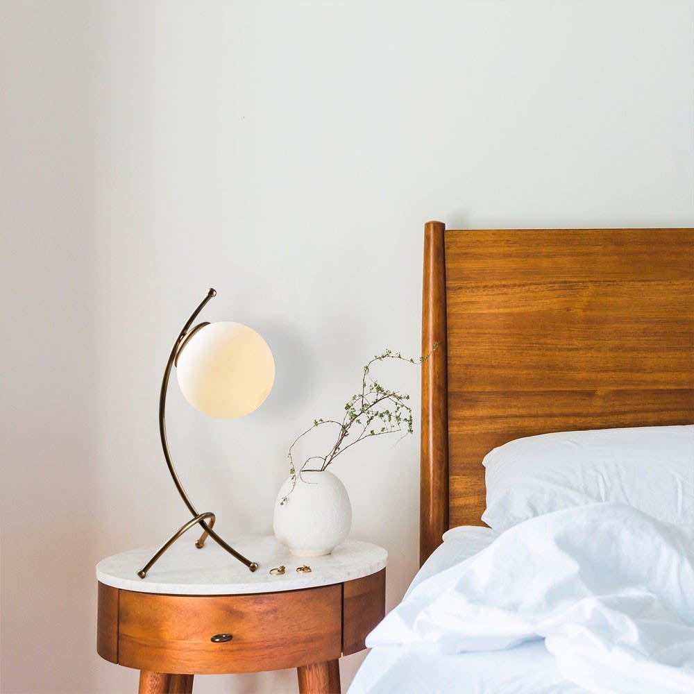 Lampe de table minimaliste dorée et sphère en verre opale - Maisons du Monde