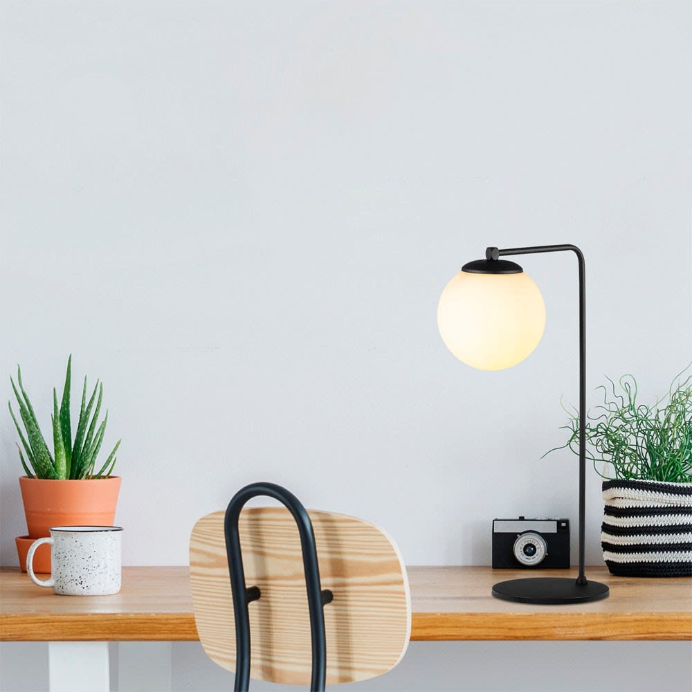Lámpara de mesa negro con esfera de cristal opal - Maisons du Monde