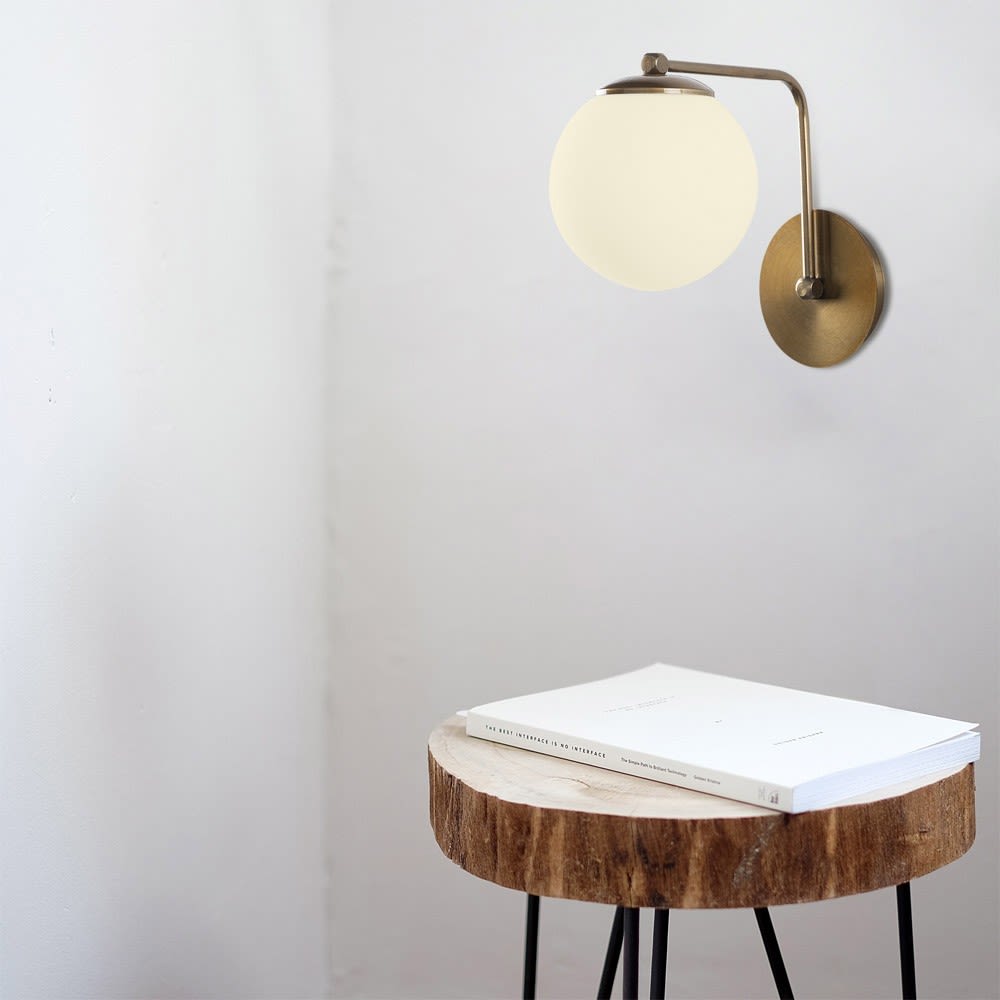 Applique dorée avec sphère en verre opale — vue 3