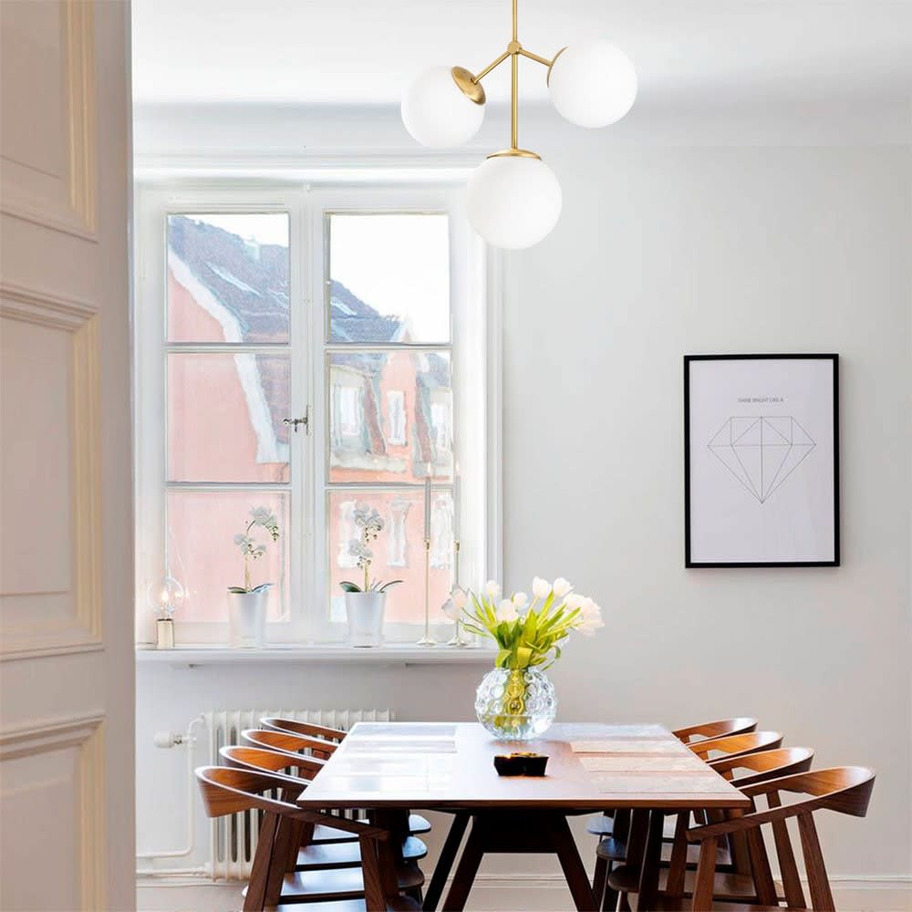 Plafonnier doré 3 lumières avec sphères en verre opale — vue 3