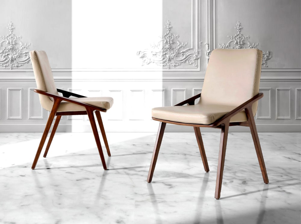 Sedia rivestita in similpelle con gambe in acciaio nero - Angel