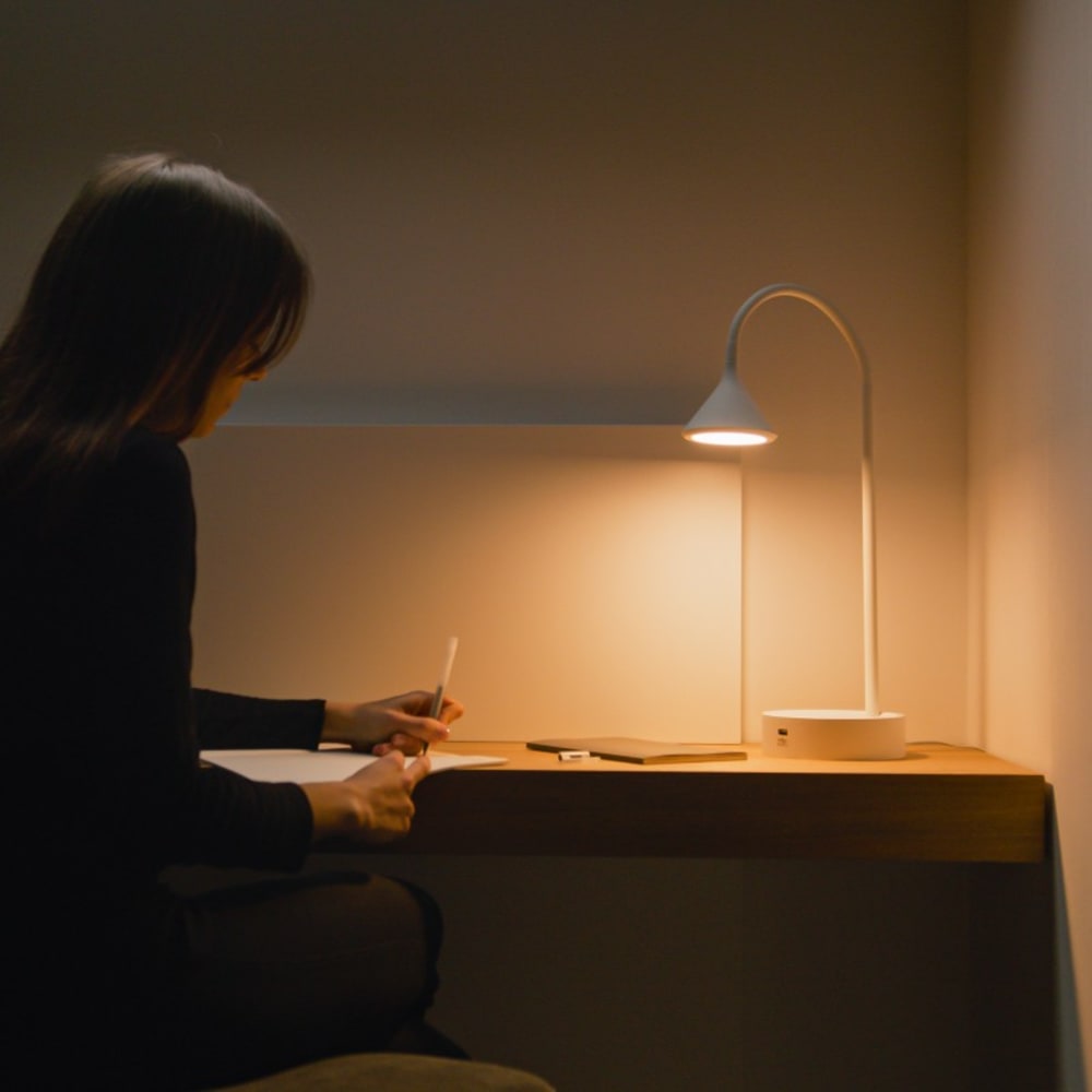Lampe de table LED en métal blanc USB — vue 3